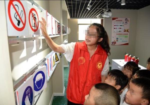 熊孩子往井盖扔鞭炮被炸飞,熊孩子往井盖中扔鞭炮被炸飞后续