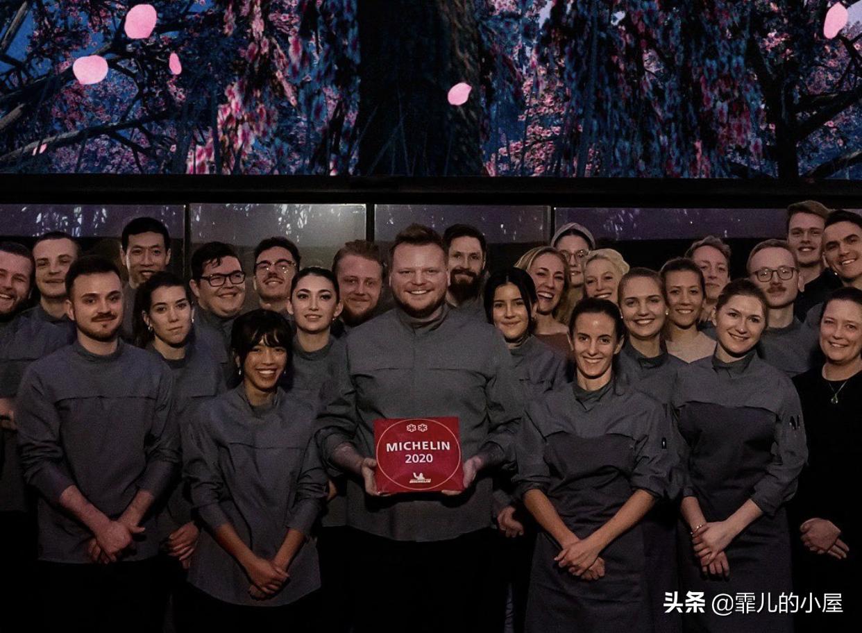 两年都预定不到座位的黑暗料理餐厅“炼金术士”，生吞金鱼的吃货