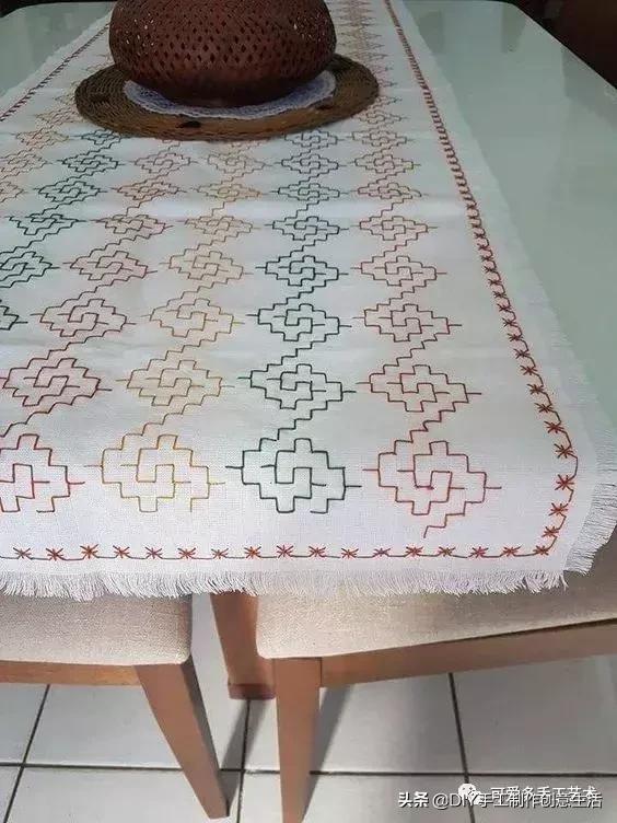桌布花边的手工刺绣,刺绣桌布diy简单图案