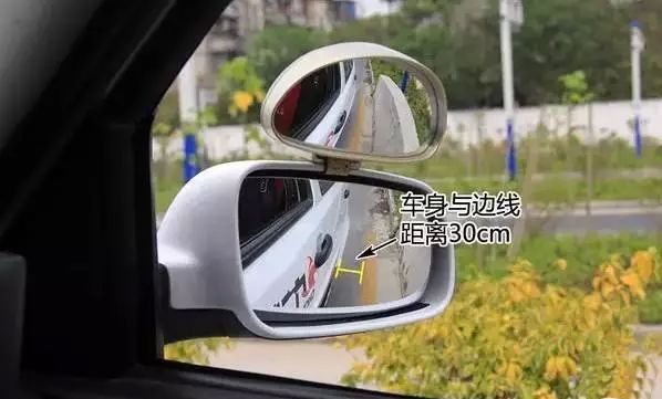 科目三靠边停车怎样避免压线,科目三靠边停车怎么避免压线