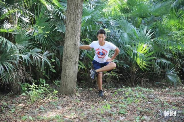 小臂拉伸细节,跳绳热身拉伸动作细节