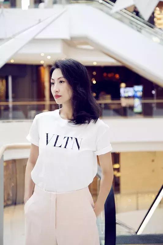 夏天一定要穿白色衣服,夏天穿白色才是最醒目的