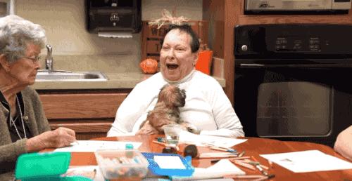 93岁奶奶恶搞27岁孙子,一夜爆红!1300万网友围观:奶奶太坑了