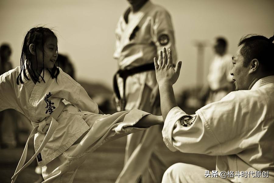 怎么练习泰拳扫踢胫骨比以前粗了,泰拳练习踢树