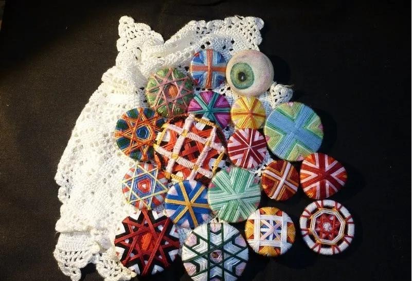 一个圆周边加一点装饰,用彩线做简单的小装饰