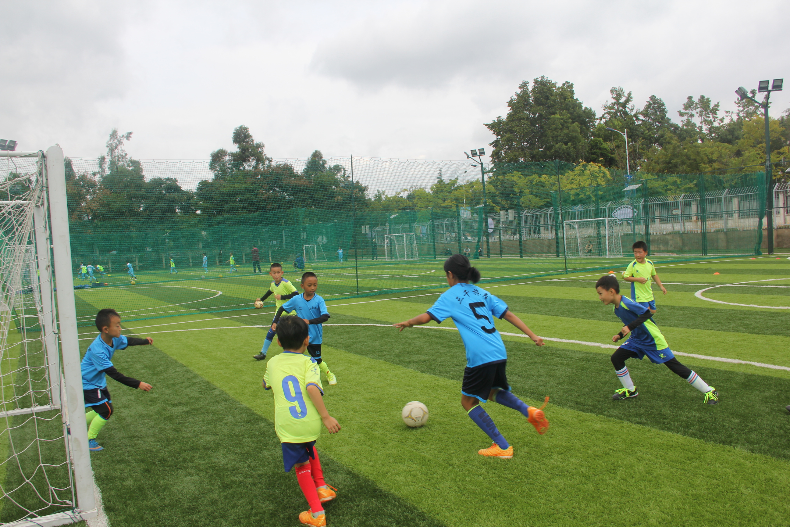 教我们怎么踢足球,怎么教孩子们踢球