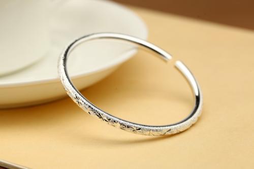 银镯子能面部排毒么,戴银镯子会使气色变好