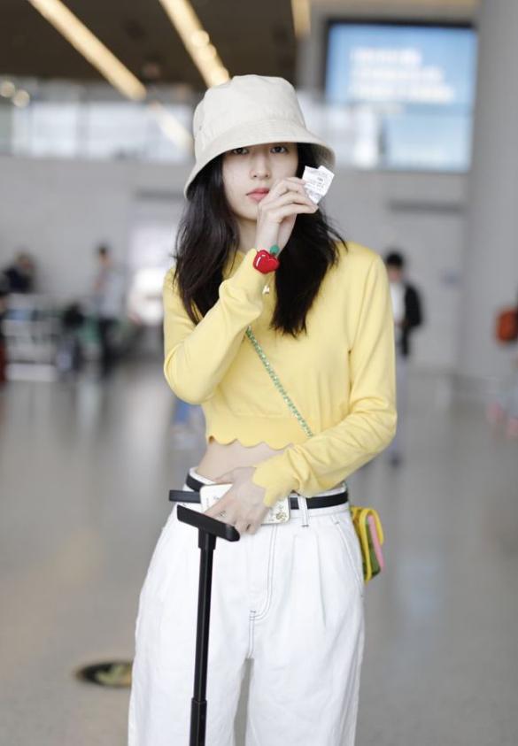 想与时尚并肩而行，不妨向周雨彤学习白色穿搭，让你美的与众不同