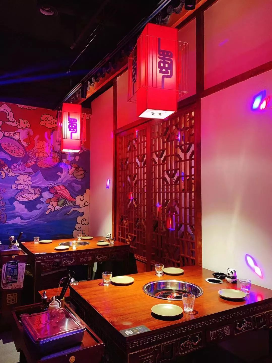 长春最强演艺阵容竟藏在这家火锅店里，火锅涮串自由切换，太嗨了