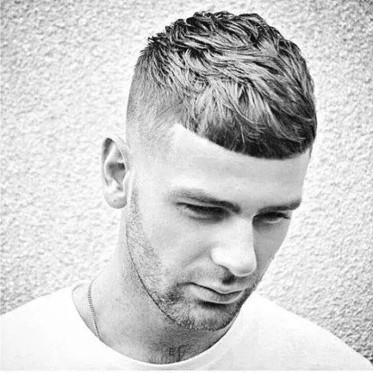 头发很硬两侧总是翘起怎么剪,头发很硬两侧总是翘起