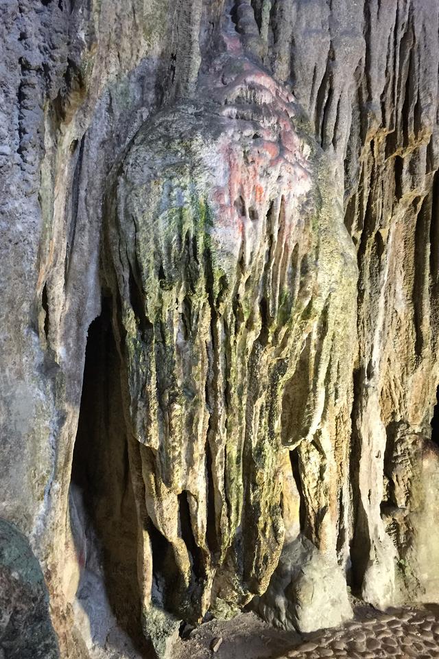 这里虽然风景如画人们生活的却很凄惨没日没夜的追着大船讨生活