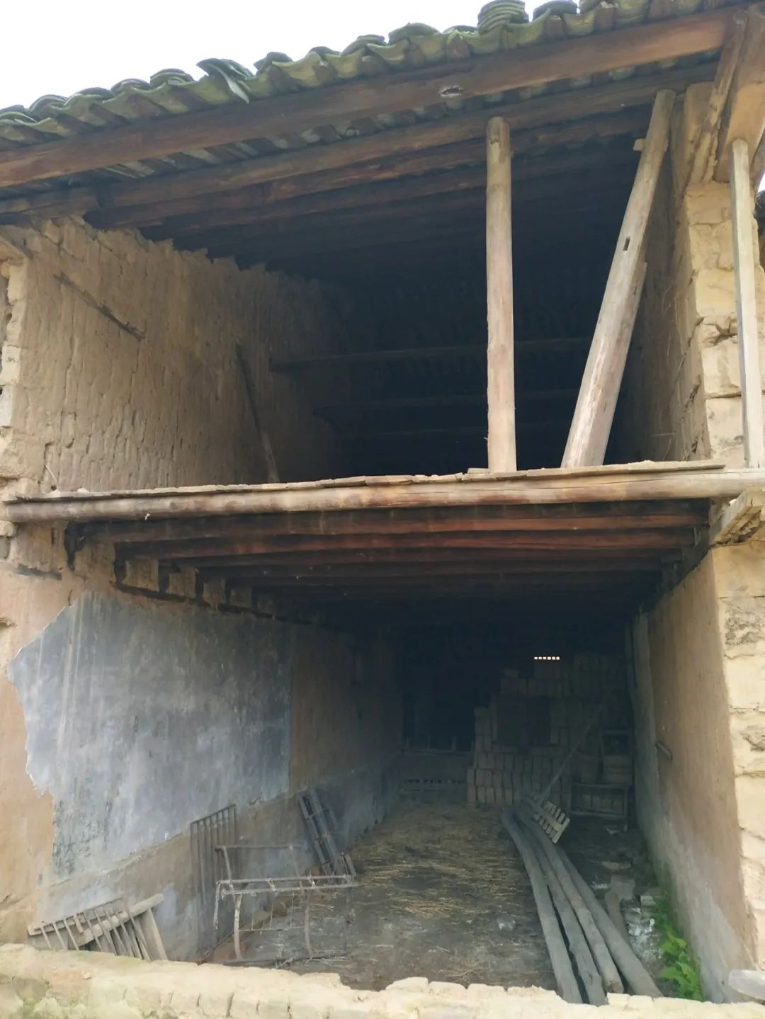 买了一套房子可一点也不高兴,买一套房子就花了几十万