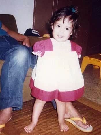 无手臂女孩开车,无臂女孩用脚玩王者荣耀