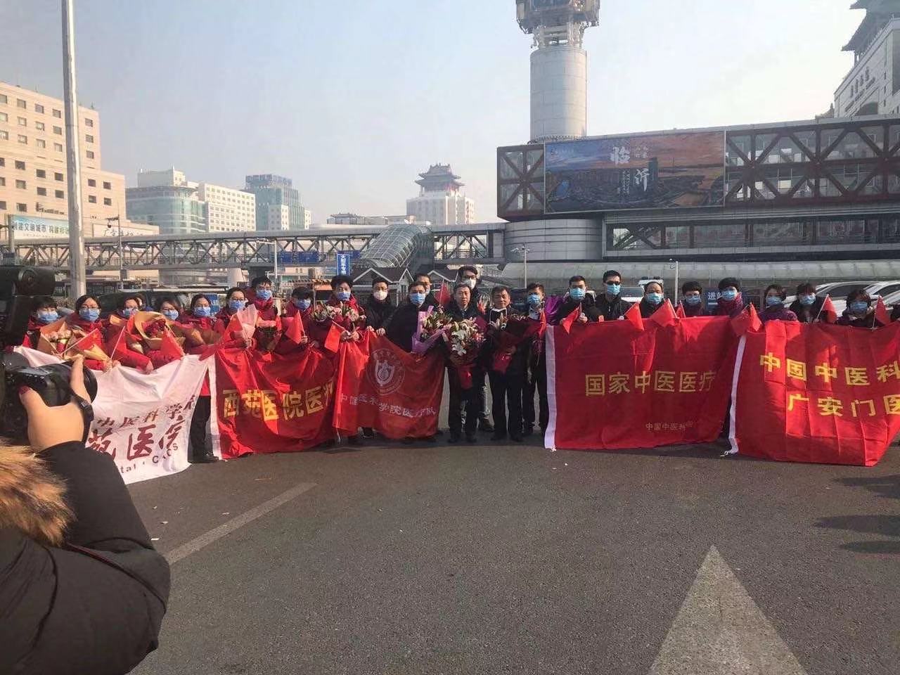 医者仁心，无私奉献。北京医护人员紧急赶赴武汉参加疫情救援