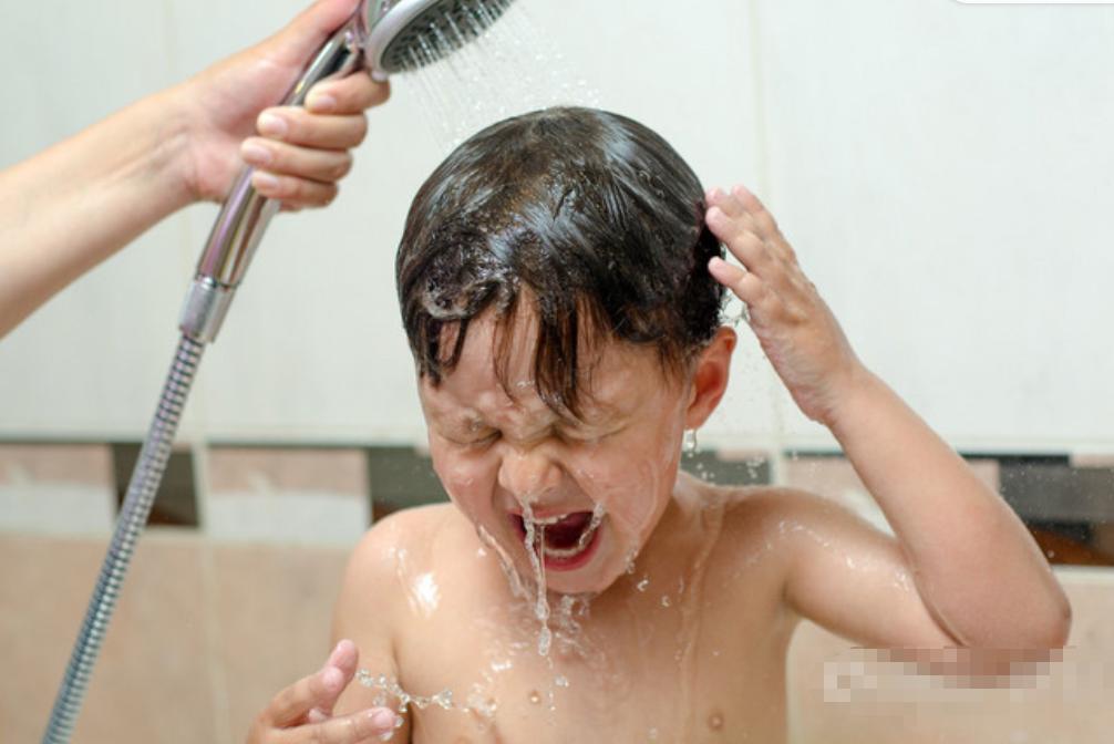 解决娃洗头困难问题,生活百般刁难你却如此可爱