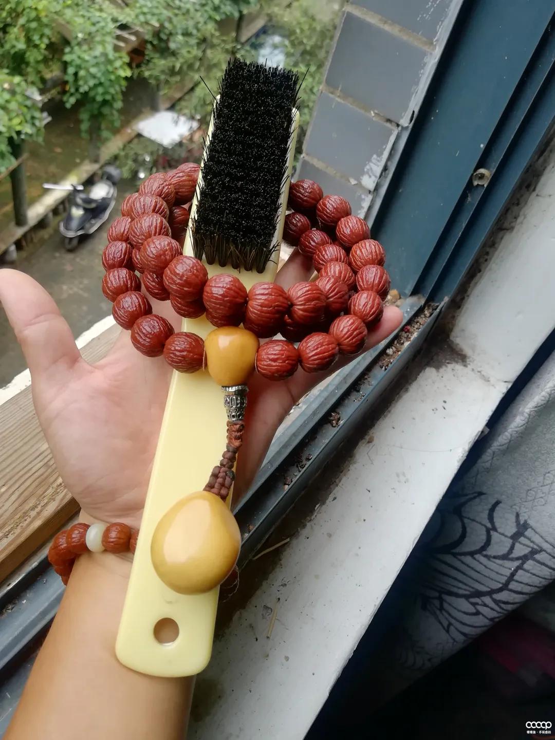 他试了一瓶“印度神油”,盘串6年,包浆妙啊