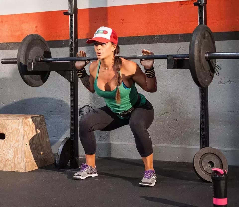 深蹲后腰疼的走不了路如何缓解,深蹲训练时腰疼的原因和改善方案