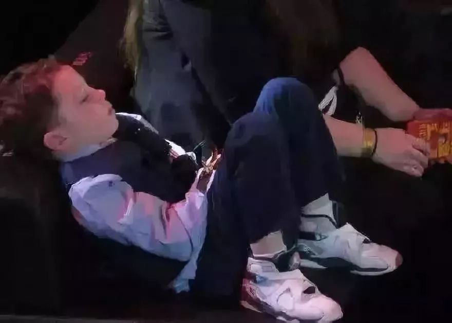 假笑男孩爆红多年后惨遭曝光,假笑男孩儿个人资料