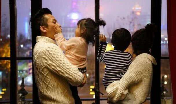 百亿影帝，执迷于用笑温暖世人；霸道总裁，为爱情和家庭甘做忠犬