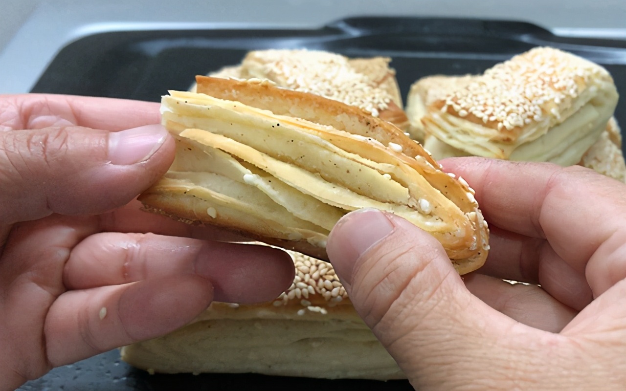 怎么做黑芝麻饼又酥又脆,用面粉鸡蛋芝麻做软饼做法