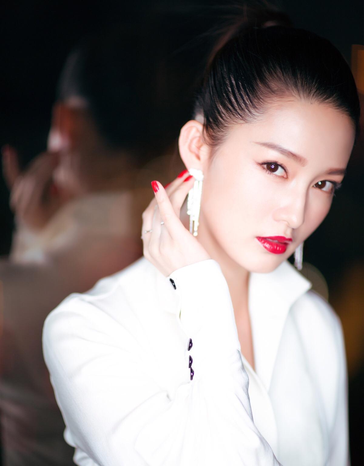 女生该怎么扎高马尾才最好看,有些女生扎马尾和不扎马尾