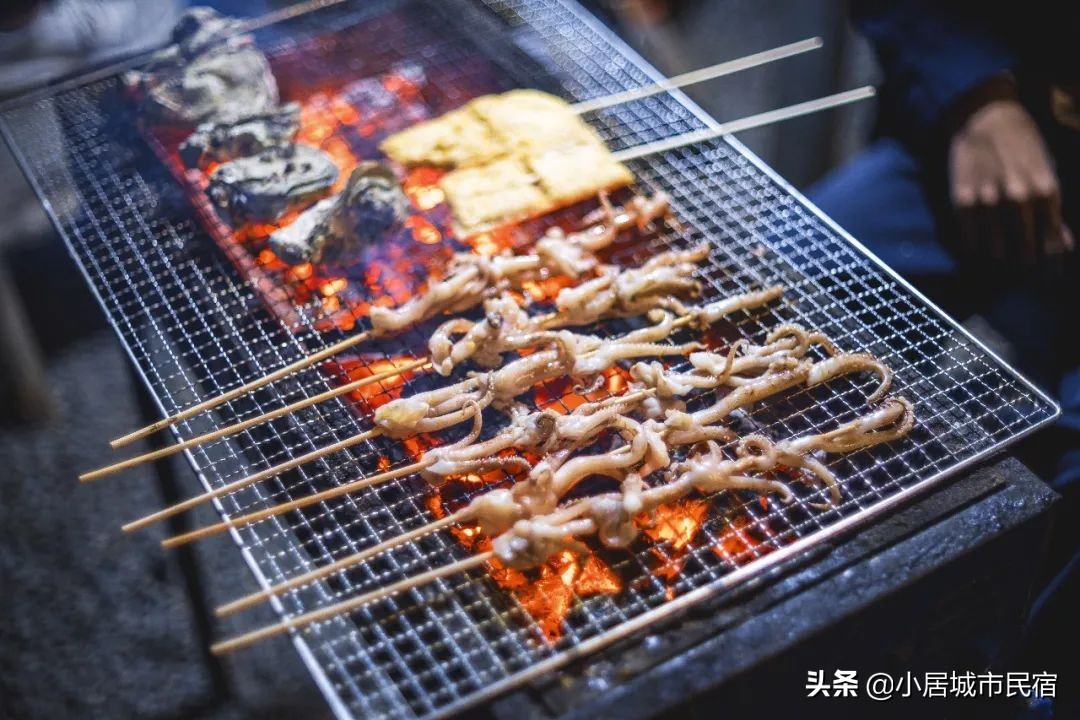 组队去火爆的玻璃屋民宿，星空下围炉火锅烧烤，唱k麻将，放烟花