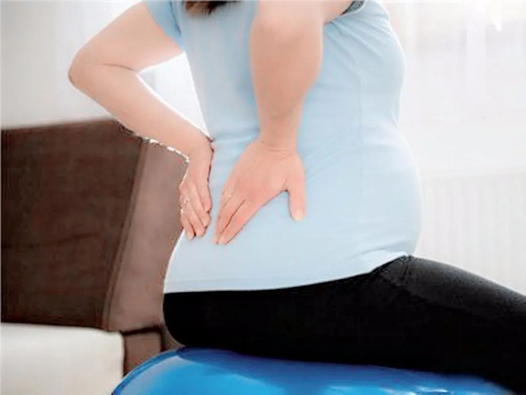 孕期减轻腰痛的动作,孕期家务干多了腰痛