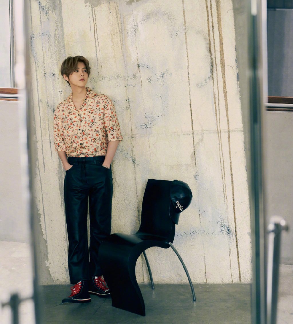 牛仔单品果真减龄，鹿晗牛仔外套搭条纹长裤，宛若少年模样