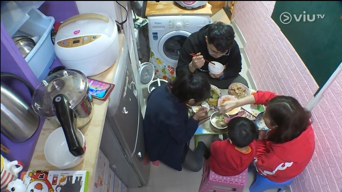 你看过香港的“棺材房”吗?不到5平米的空间,是20多万人的家