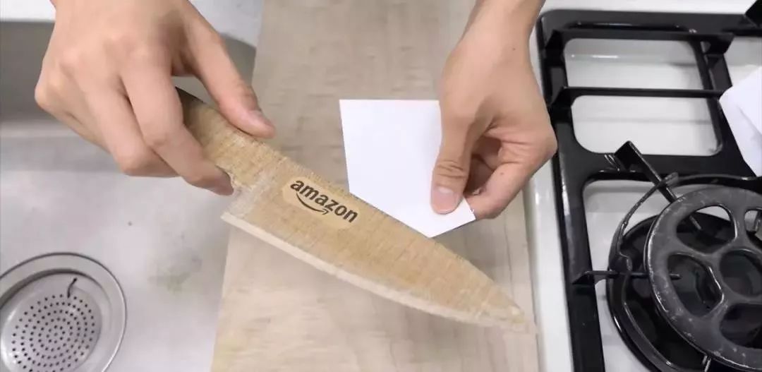 日本小哥攒钱,日本小伙收集指甲做戒指