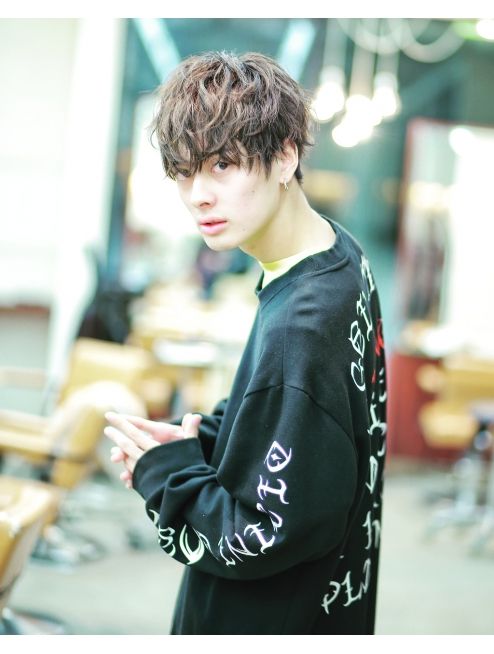 男生发质细软扁塌油腻自然卷发型,男生卷发造型中长发圆脸