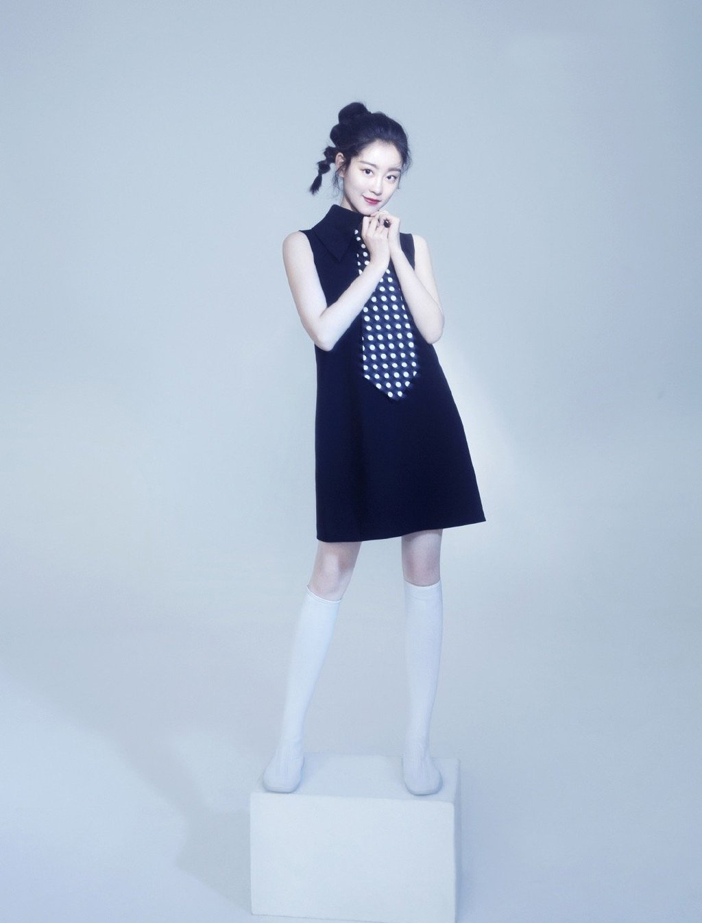 她是杨幂旗下小花，今穿拼接渔网衫配短裙，扎双丸子头少女感爆棚