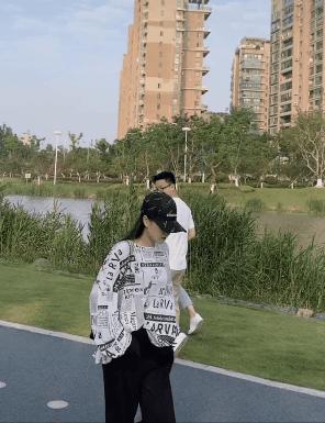 姑娘你的衣服一直走在时尚的最前沿，不过这时尚实在是让人看不懂