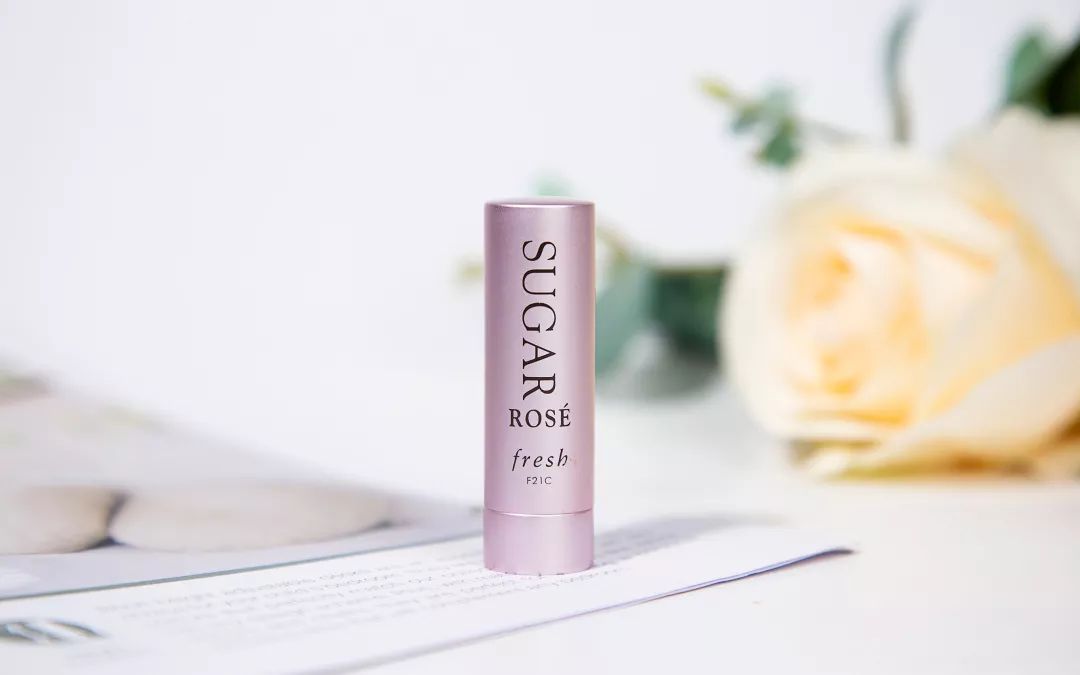 让你的嘴唇滋润一整天,让嘴巴嫩的唇膏