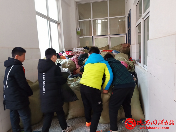 爱心捐赠进校园寒冬温情暖人心,乡村小学爱心捐赠活动简报