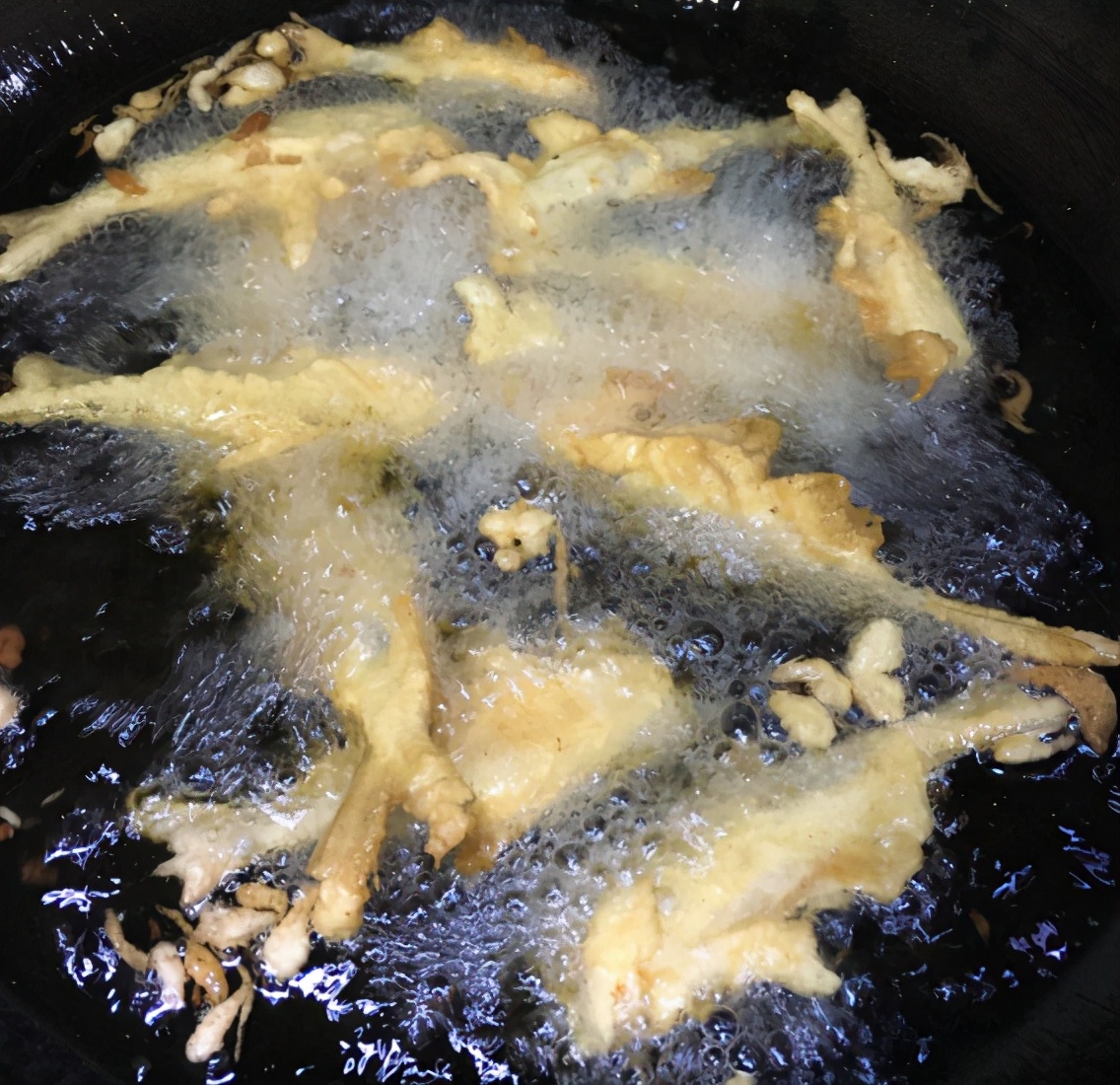 炸小鱼时，用什么挂糊很重要，学会这个方法，出锅外酥里嫩，真香