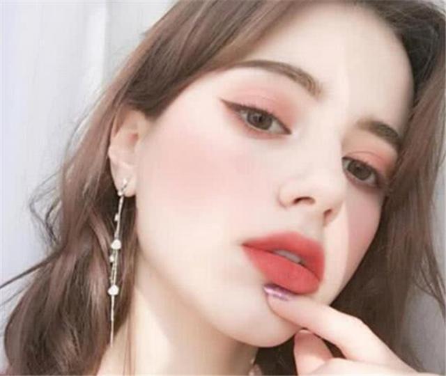 导致嘴唇厚的坏习惯,如何防止唇部越来越厚