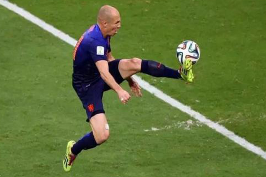 在空中画出了一道弧线,在空中划过一道抛物线