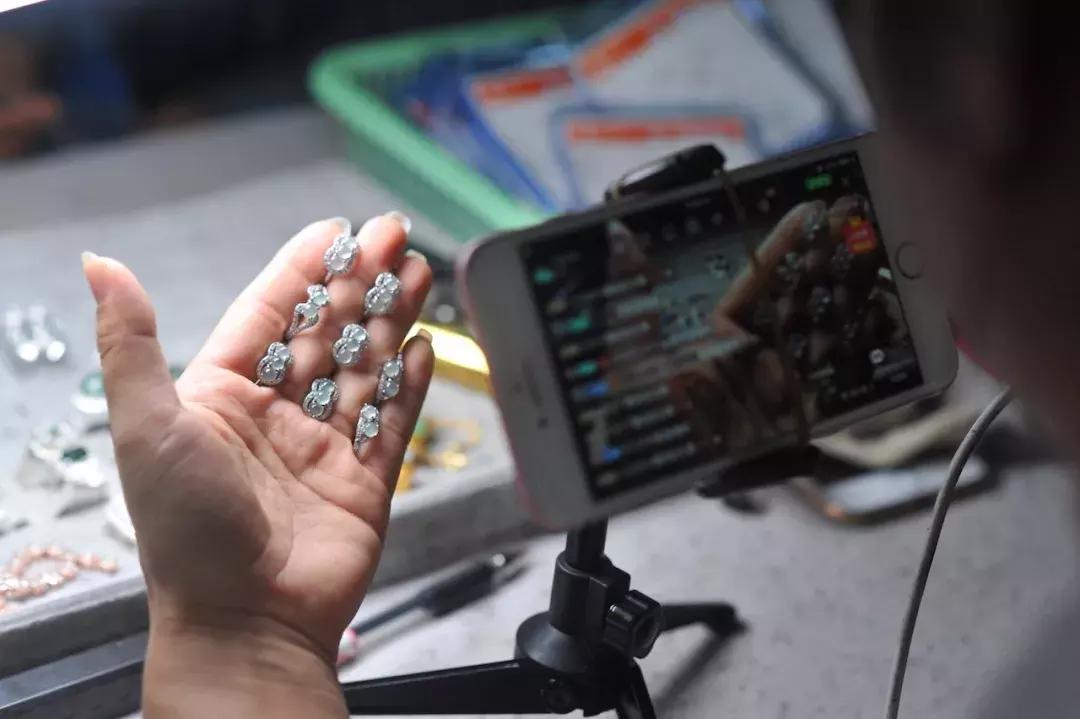 深度调查疯狂生长的翡翠直播,新疆疯狂的石头直播