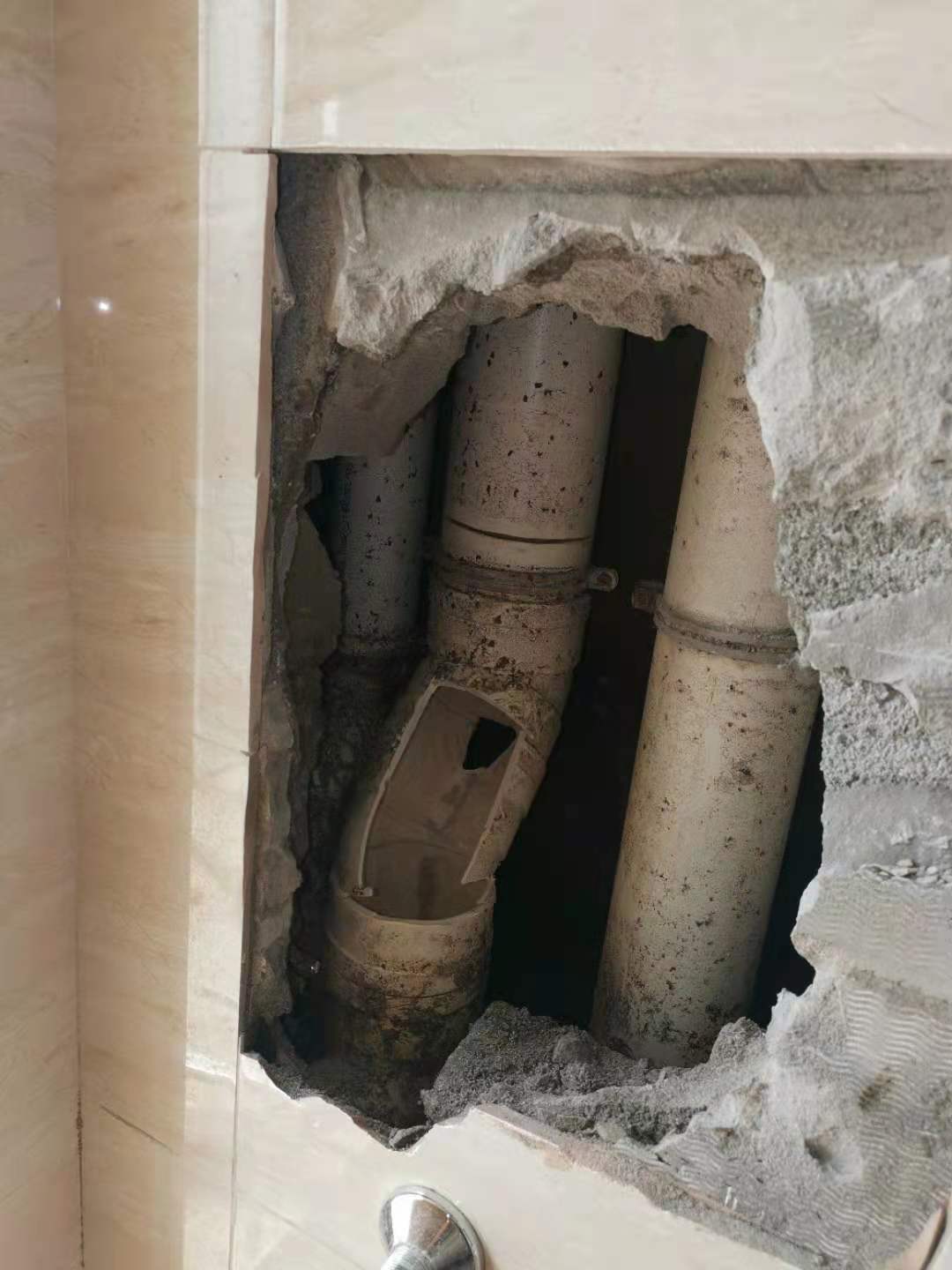卫生间排污管怎样防漏水,卫生间排污管漏水的最佳解决方法