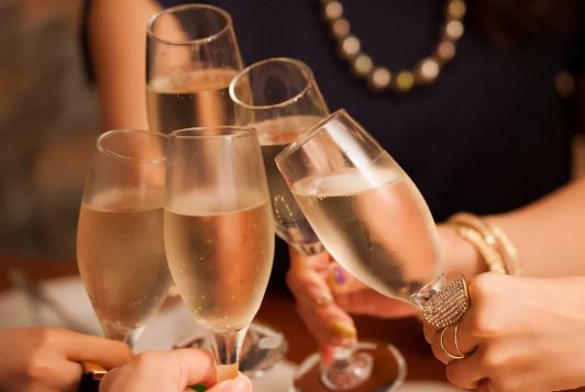 葡萄酒最常见的分类及英文词条,葡萄酒分类常见葡萄酒的品种大全