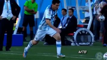 晃倒博阿滕gif恶搞,梅西晃倒博阿滕搞笑p图动画