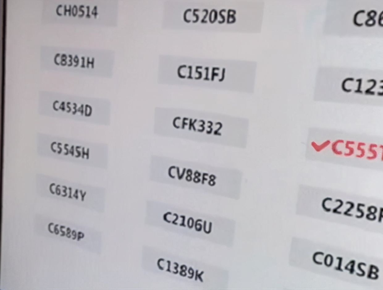 小伙摇到五连号车牌,小伙摇到5个8的车牌