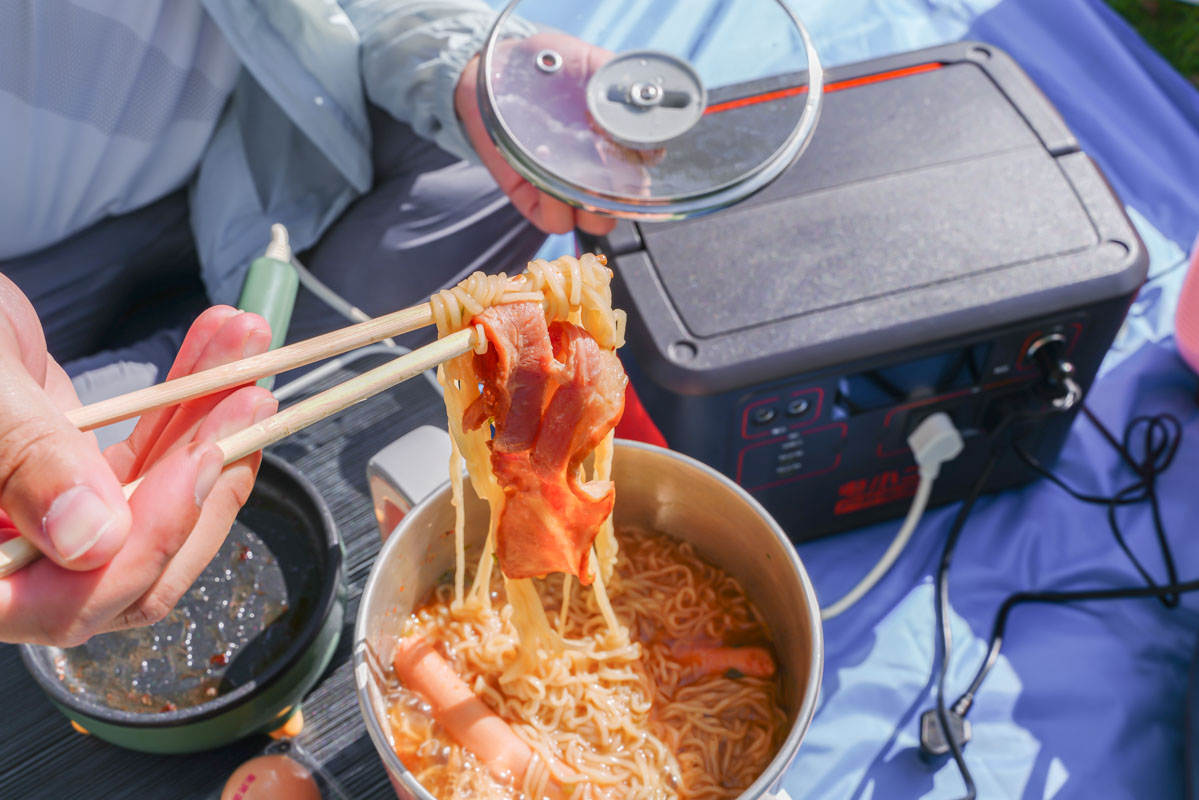 外出露营用电全靠它,电霸级别电小二户外电源1800W测评