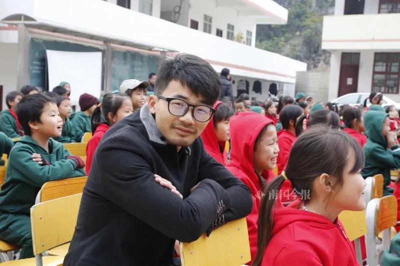 给学生买卫生巾上生理课的男老师在快手上火了!他说:广西山区孩子还需这些东西