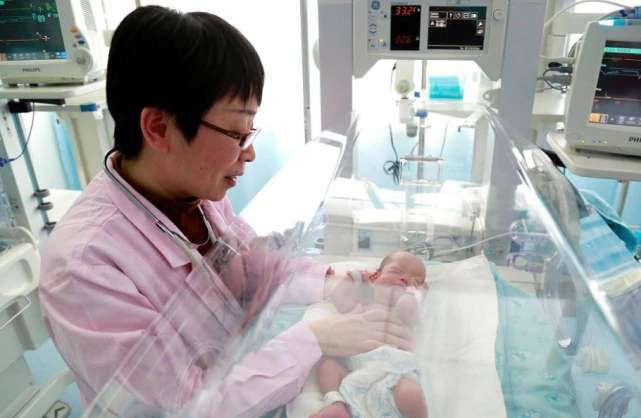 爸爸吸烟会导致胎儿心脏病吗,老公吸烟胎儿会得先天心脏病吗