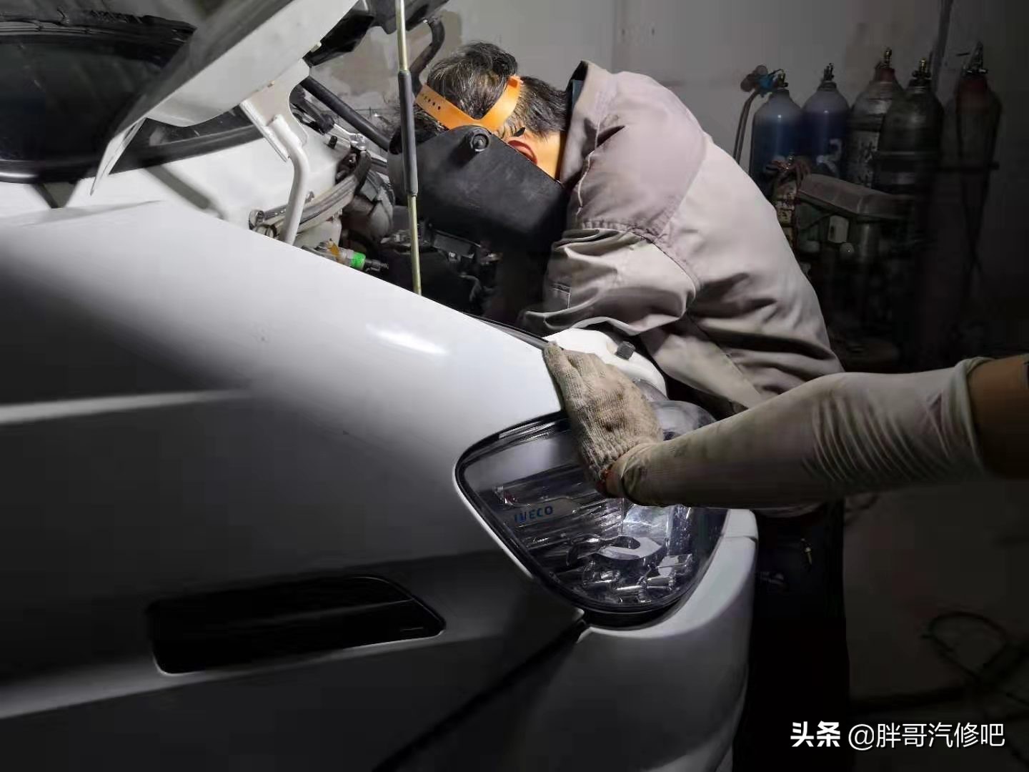 发动机故障灯亮进气温度传感器,发动机灯亮检测进气量传感器故障