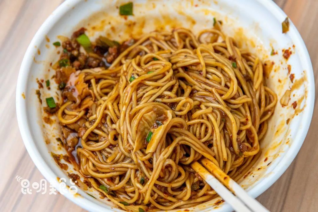 昆明330天都在排队的卤面馆，不收钱收饭票，只卖到下午2点