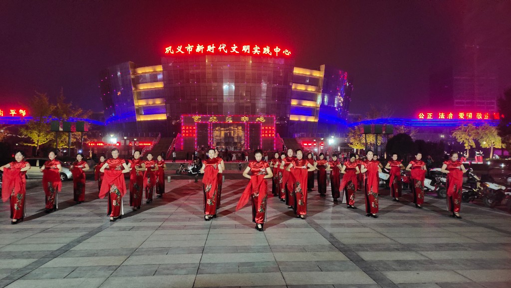 国庆期间，巩义市市民文化广场节日氛围浓