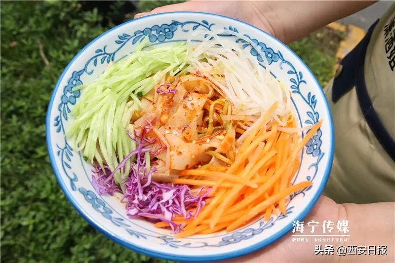 90后女孩摆摊卖凉皮,90后女人摆摊卖凉皮